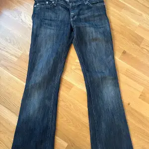 super snygga jeans till skolstarten som jah tyvärr inte andvänder. Köpta vintage i Köpenhamn för 1000kr. pris går att disskutera