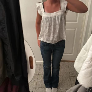 Lågmidjade jeans - Intressekoll på dessa skitsnygga jeans!!! Älskar dom och säljer därför bara vid bra bud💞💞lågmidjade, bootcut och hål på ena knät  W29 men jag skulle säga att de snarare är 27-28