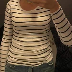 Svart-vit randig tröja  - Säljer denna randiga tajta långärmade tröjan från Cubus! 🩷 använder den inte längre och endast använd ett fåtal gånger🩷 