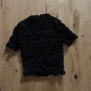 Helt ny finare t-shirt - Jättefin oanvänd t-shirt från vero Moda. Säljes då den inte kommer till användning