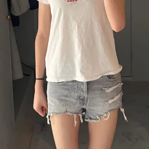 Snygga gråa jeansshorts från zara - Ett par snygga gråa jeansshorts från zara som nästan alldrig år använda De är i storlek 34  Pris kan diskuteras 💕💕