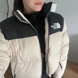 Säljer min North face jacka, det är en naturvit/beige pufferjacket, bara använd ett fåtal gånger, storlek L men är mer åt det kroppade hållet, är 179cm för referens. Skriv gärna om du har någon fundering☺️😆