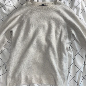 Vero Moda stickad tröja  - Jag säljer en vit stickad tröja ifrån Vero Moda för den inte passade mig. Den är köpt i början av 2024 och den är i storlek XS. Som man ser på bild 2 så är de lite sönder på ärmen, men de syns knappt. Den är i bra skick och använd ett par gånger. 