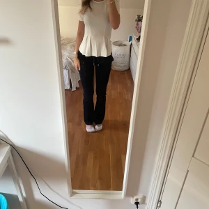 Volang blus - Söt blus med volang. Använd fåtal gånger, inga skador. Storlek 32-34, vilket motsvarar XS.  