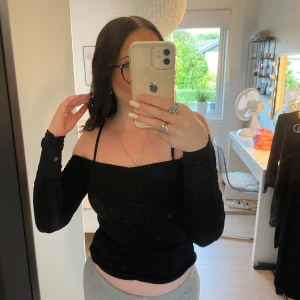 Off shoulder tröja  - Säljer denna off shoulder långärmade tröja från New yorker. Jättefin och stretchig, den är använd men ser ut som ny. 