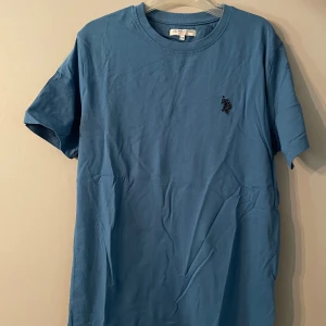 US. Polo. Assn. T-shirt  - Superfin blå T-shirt från US Polo. Storlek 12-13 men passar xs/s. Jättefint skick💕