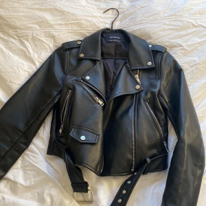 Skinnjacka  - Jätte snygg skinnjacka. Storlek xs. Använd 3-5 gånger Den är som i nyskick  