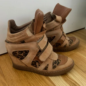 Isabel markant skor - INTRESSESKOLL!! funderar på att sälja mina skit snygga skor. Dom ser ut som Isabel marant i modellen. Dom har så fina leopard detaljer. Kommer ändrat sälja för bra pris. Originalpris ligger på ca 2200kr. Passar mig med storlek 36/37 Skriv för frågor!