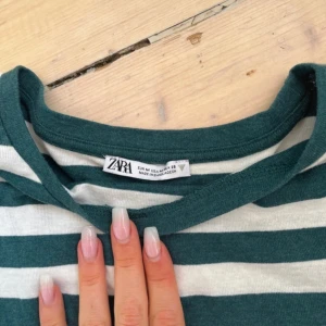 Kort tröja - Snygg tröja och jag har bara använt den en gång då den är lite för kort för min smak. Den slutar lite under naveln.