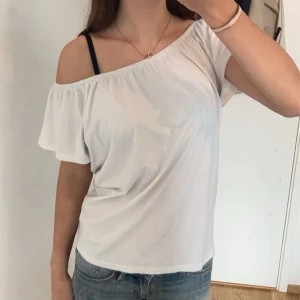 Vit luftig topp - Off shoulder topp 💋 märket står inte då lappen är bortriven men har sett liknande på H&M så skulle anta att den är därifrån 💋 Sitter bra på mig som ofta har S