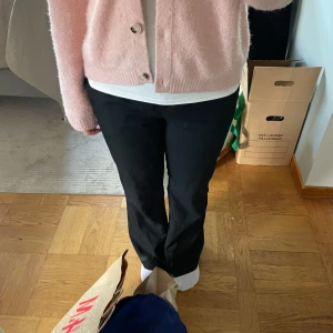 Kostymbyxor❣️ - As snygga kostymbyxor som tyvörr blivit förstora för mig..dom är igen monki och köpte för ca 3/4 månader sen❣️