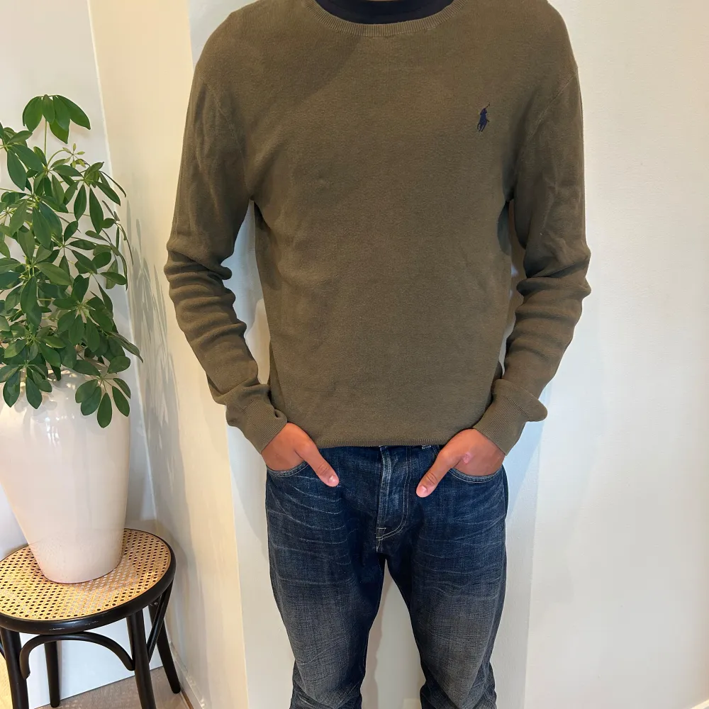 Säljer denna fräscha olivgröna knitwear tröjan ifrån Polo Ralphlauren. Tröjan är använd men har inga defekter. Hör av er vid funderingar! . Tröjor & Koftor.