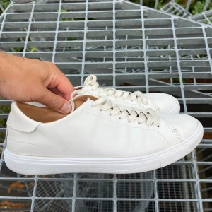 Vita sneakers - Vita sneakers i storlek 42. Knappt använda.  Märke: mango 