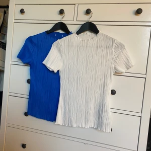 2 fina toppar💕💕 - 2 toppar med ribbat mönster i storlek S💖 aldrig kommit till användning så har inga skador! 