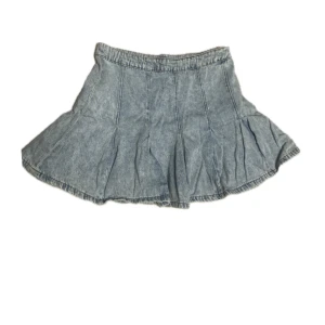 Jeanskjol - Veckad jeanskjol med dragkedja i storlek L