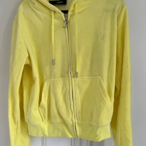 Juicy couture  - Säljes endast som ett set.  Tröjan är M och byxorna S  Aldrig använt 