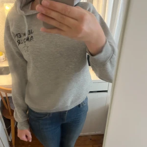 Hoodie med tryck  - En skön hoodie som endast är använd några gånger  Priset går att diskutera 💕