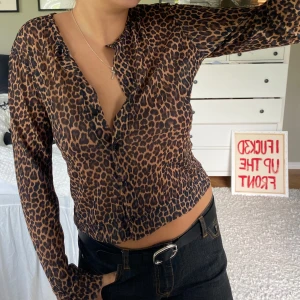 Leopard mesh tröja  - Mesh-kofta i leopardmönster. Vintage och jättefin på. Strl s? 