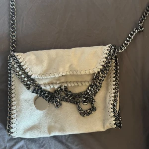 Liknande stella mccartney väska - Säljer en väska liknande Stella McCartney💕 jättefin med leopardmönster inuti🫶