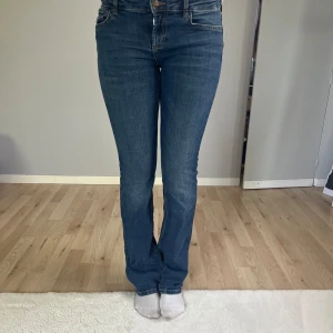 fina lowwaist jeans från zara!  - Säljer mina fina mörkblå jeans i storlek 34 men har mycket stretch!💕Längden är perfekt på mig som är 169cm