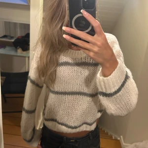 Vit stickad tröja - Vit tunnare stickad tröja med ljusgröna ränder 