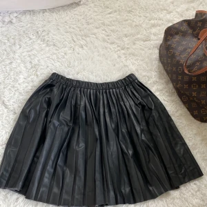 Skin kjol  - Fin skin kjol från monkl knappt använd 