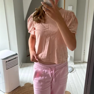  T-shirt -  Säljer denna ljusrosa t-shirt. Med lite puffiga ärmar. Säljer för att jag inte använder den längre men är jättefin skick. 