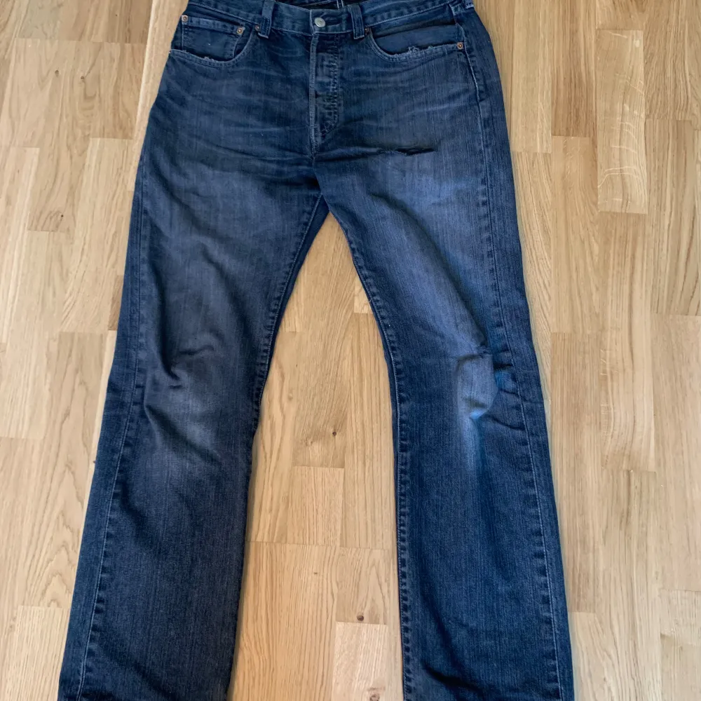 Säljer mina sjukt coola vintage levis 501 med cool svart/blå färg och najs fade. Använda en del, men har mycket liv kvar. Köpta på Broadway & Sons för 1000kr. Slå till!. Jeans & Byxor.