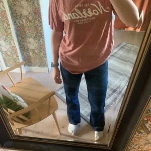 Norrland T-shirt rosa S  - Säljer en fin Norrlands t-shirt i storlek S men den är lite oversize så passar nog större storlekar också👌  Tröjan är använd väldigt sparsamt och har knappt några defekter  50% eko bomull  50% återvunnen polyester   Kan skickas eller hämtas i Umeå🔆