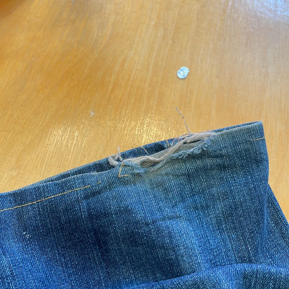 Levi's 504 straight jeans! De är något slitna vid ena fållen (bild 4), men annars i ett bra skick💓      Midjemått= 45 cm                                                           Innerbenslängd= 73 cm. Jeans & Byxor.