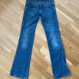 Lågmidjade och utsvängda jeans  - Säljer dessa fina jeansen då de är för små 😊  Midjemått: 36 cm Höfter: 43 cm  Innerbenslängd: 79 cm  Total längd: 95 cm  Benvidd: 21 cm 