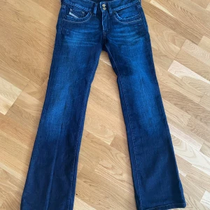 Utsvängda och lågmidjade jeans  - Säljer ett par låga och utsvängda diesel jeans då de är för små 😊  Midjemått: 34 cm Höfter: 45 cm  Innerbenslängd: 78 cm  Total längd: 99 cm  Benvidd: 22 cm 