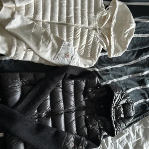 Två moncler cardigans (priset är inte hugget i sten) - En vit moncler cardigan i storlek medium men passar en s. Använd 2-3 gånger nfc Scan funkar utmärkt . Skick 8/10  En svart moncler cardigan som är i storlek L men passar som en m.  Använd endast en gång är som ny.skick 10/10  Nfc Scan fungerar som ny