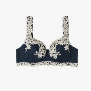 intimissimi bh - Säljer min intimissimi bh då den tyvärr inte passar längre💗 Jätte bra skick och har inga defekter. Lappen är avklippt men den är i storlek 70 C