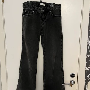 Yk2 Jeans - Sparsamt använda jeans från GinaTricot som sitter helt fantastiskt på kroppen🥰