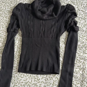 Svart topp - Säljer denna svarta topp i storlek xs!