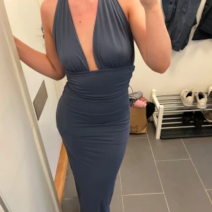 Långklänning med öppen rygg  - Aldrig använd. Köpt i en populär butik i Australien som inte finns i Sverige. Ordinarie pris 650kr