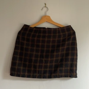 Rutig minikjol - Rutig minikjol i storlek 40, upplever den som en liten strl40