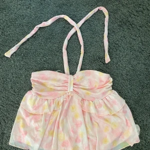 Topp ifrån Shein ❤️ - Säljer denna jätte söta topp eller blus  ifrån shein, den är aldrig använd utan endast testad (prislappen är kvar) storlek XS men funkar som S också❤️säljer för  90 kr 