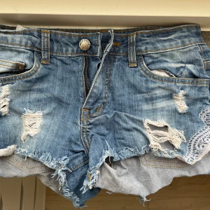 Jeans shorts  - Svin snygga shorts använd några gånger under sommaren. Köpta för 899kr