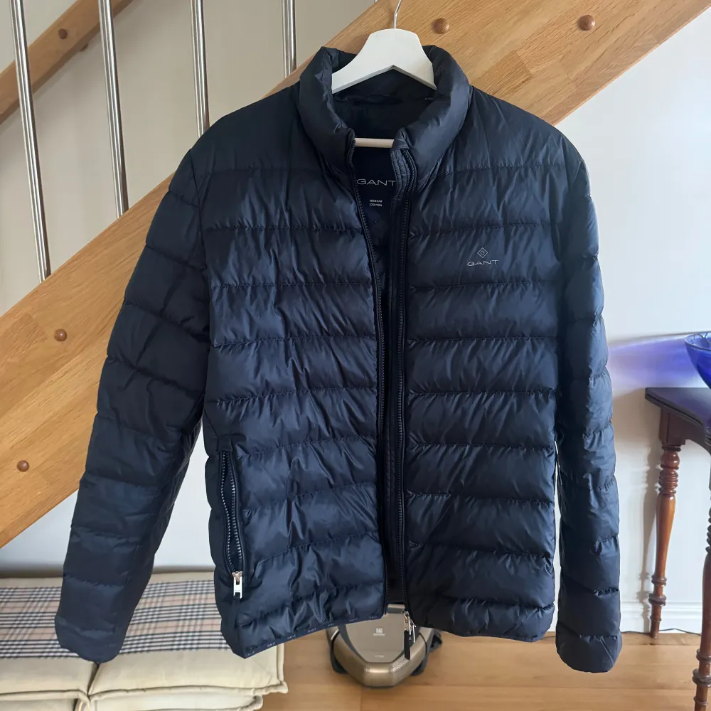 Stilren jacka från gant i nyskick. Perfekt som övergångsjacka till hösten! Nypris ca 2 700. Takit.