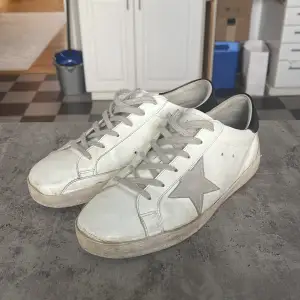 Golden goose i storlek 42 8/10 skick använda lite men annars bra tre nitar borta därför lågt pris