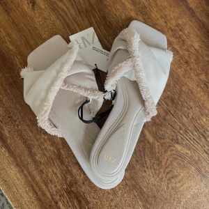 Sandaler från Zara - Sandalerna är i storlek 39 & helt oanvända med pristagg kvar!