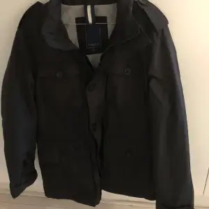 Säljer min feta🔥 field jacket från Berkeley som var för stor för mig. Passar perfekt till hösten och vintern! Cond: 10/10! Storleken är S, men passar lätt M! Nypris: 1800kr, mitt pris: 1199. Tvivla inte på att fråga om ni har några funderingar!