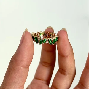 Emerald liknande grön ring - Köpte denna jätte fina guldpläterade (18k) ring i fel storlek 🥹. Var för stor för mitt ringfinger. Aldrig aldrig använt. Storlek 18mm (diameter) i både rostfritt stål och nickelfri. Resistent mot vatten, svett och andra missfärgningar🌊☀️