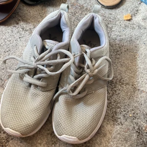 Tränings skor  - Fina gråa skro i stolek 36 använde förr som jumpa skor/tränings skor men nu försmå 