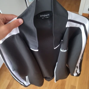 Palm Angels  - Den är i bra skick 9/10 . Säljer den för den är lite stor. Inga fläckar eller skador, pris kna diskuterad 