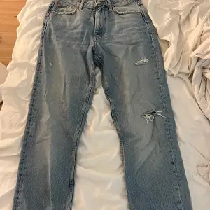 Snygga jeans från Gina tricot, dom är Högmidjade, typ till naveln! Inga hål eller fläckar och inte använd många gånger. Normal i storleken🫶🏻 