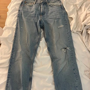 Blåa jeans - Snygga jeans från Gina tricot, dom är Högmidjade, typ till naveln! Inga hål eller fläckar och inte använd många gånger. Normal i storleken🫶🏻 