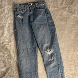 Jeans - Använd en gång, annars bara legat i garderoben. Fina raka jeans med hål på knät. 